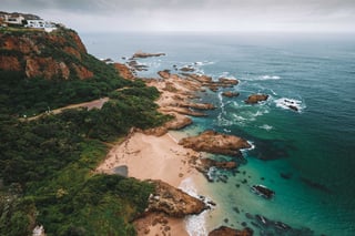 Knysna Heads, South Africa: Dramatic cliffs and water