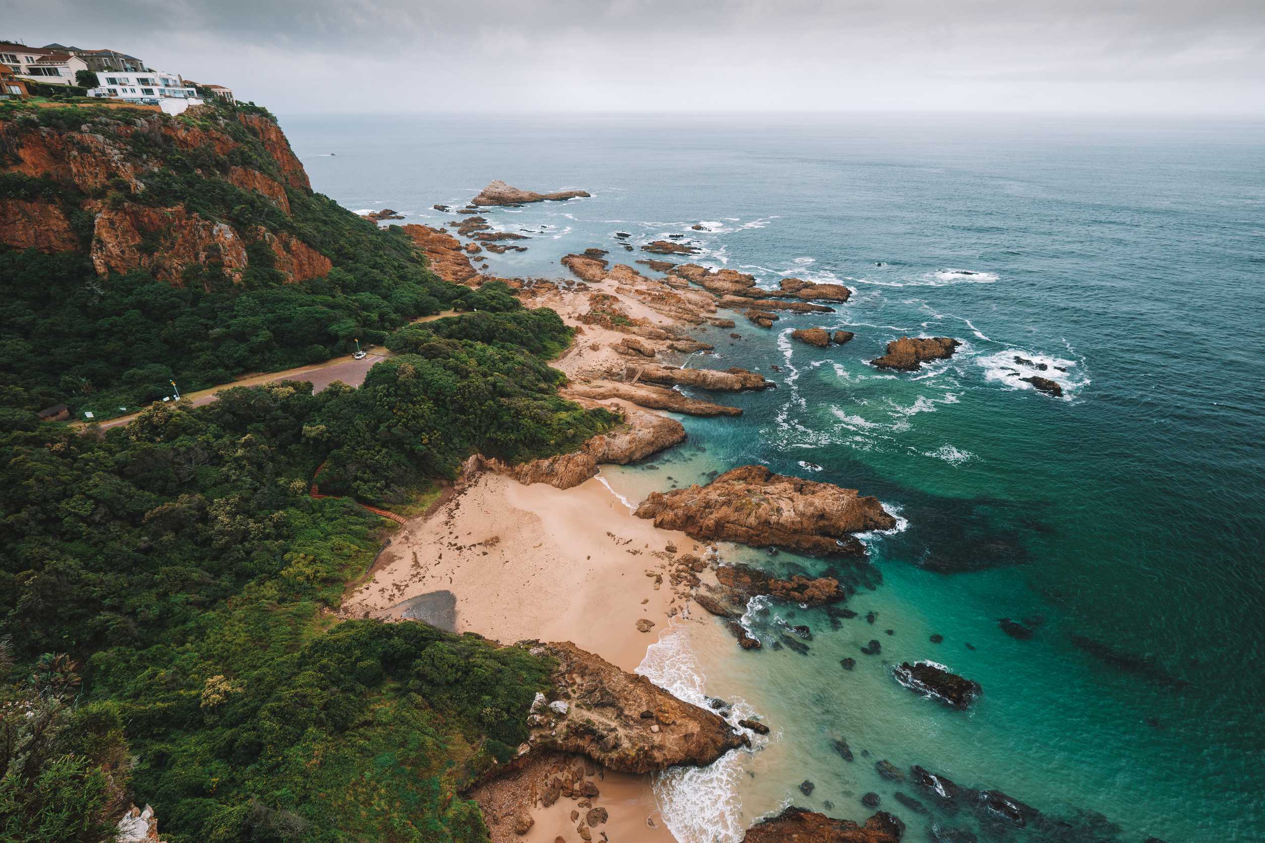 Knysna Heads, South Africa: Dramatic cliffs and water